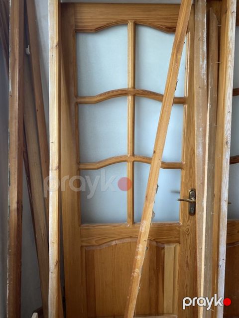Ağ şüşəli taxta otaq qapıları - Material: təbii ağac (şam tonunda) — Bakı
