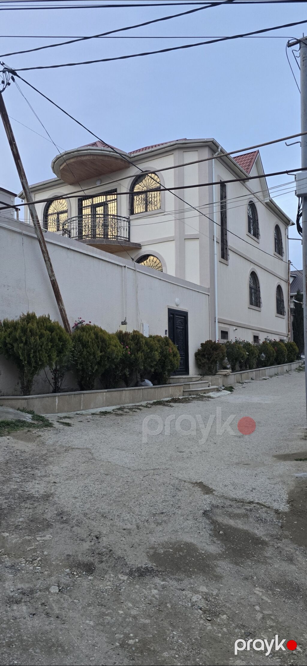 Satılır – geniş həyət evi - Üç mərtəbəli, mansardlı mülk. - Fasadda — Ev, villa, Xırdalan (2)