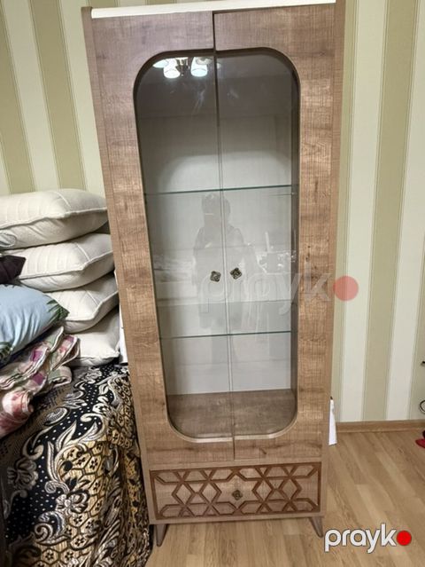 Şüşəli vitrin şkaf - Material: ağac dekoru ilə korpus, ön hissədə — Bakı