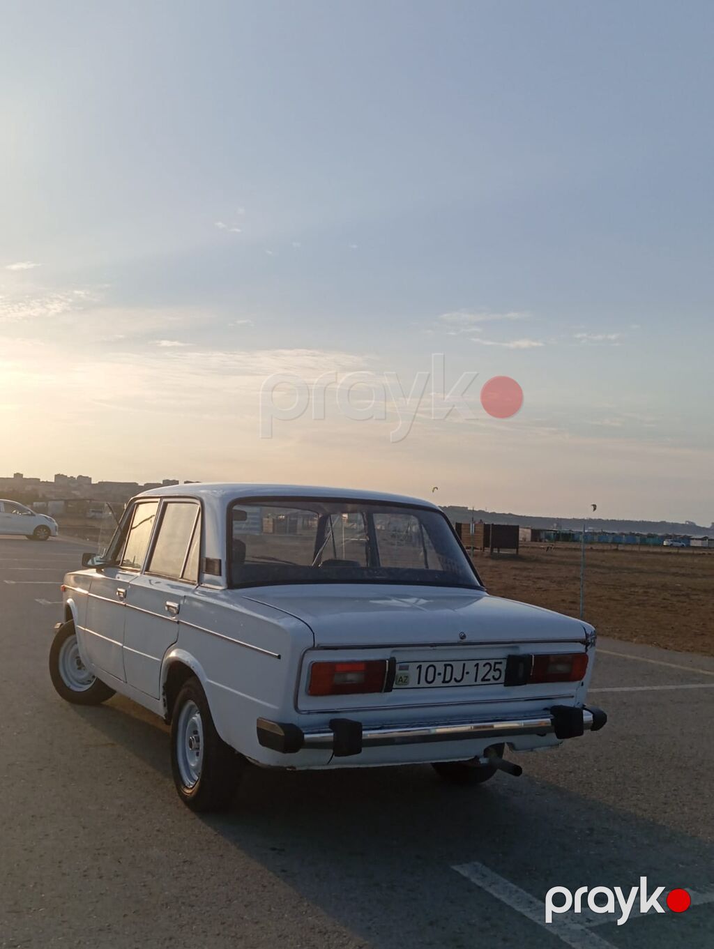 VAZ 2106, ağ rəng, sedan kuzov. Klassik dizayna malik, xrom detallar — Avtomobillər, Digah (8)