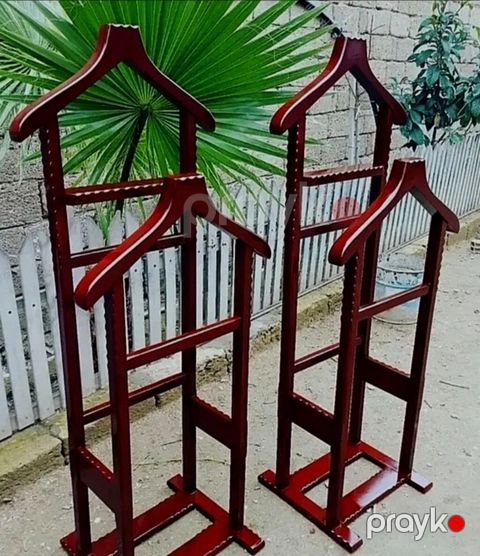 Taxta paltar asılqanı – klassik “valet stand” ünvan Amay ticarət