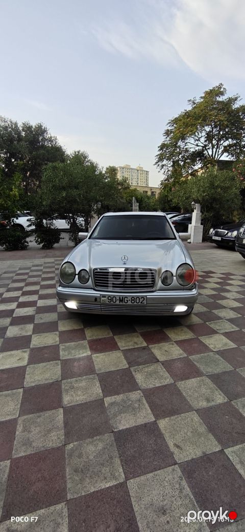 Mercedes-Benz E-Class (W210) sedan - Kuzov: 4 qapılı sedan, gümüşü — Bakı