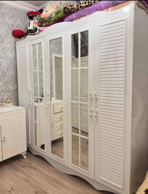 Dolab. 220azn. Membran. İdeal veziyyetde. Ölcü deqiq deyil ünvan — Vasiteci Sekine Xanim — Şkaflar