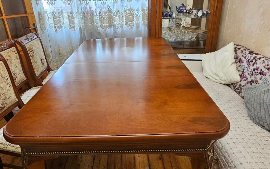 Klassik üslubda qonaq otağı mebel dəsti Tərkibi: - Uzadıla bilən — Qonaq otağı üçün, Masazır (2)
