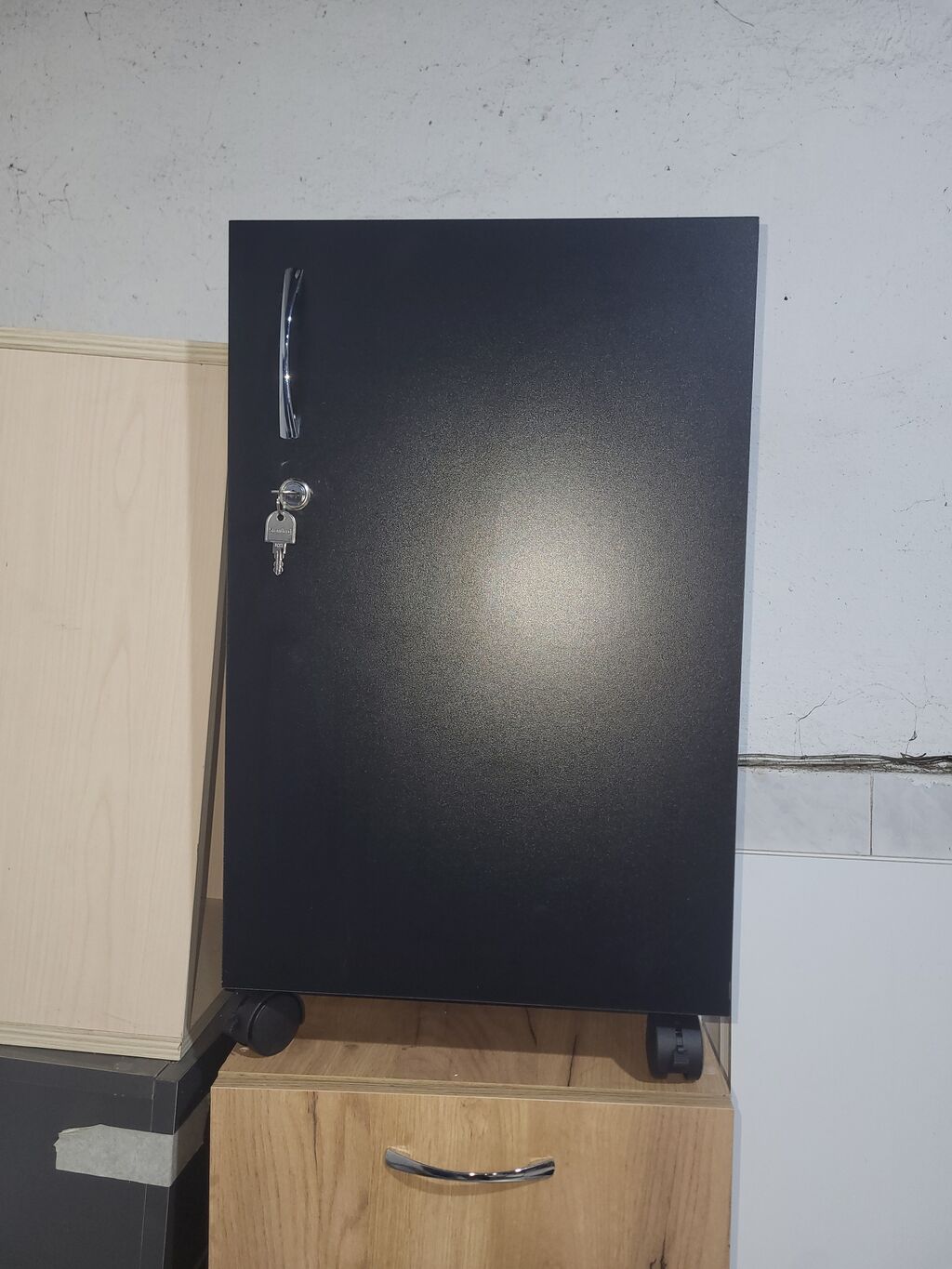 Təkərli kilidli dolab - Material: Laminat/MDFlam tipli lövhə, mat — Ofis mebeli, Bakı (3)