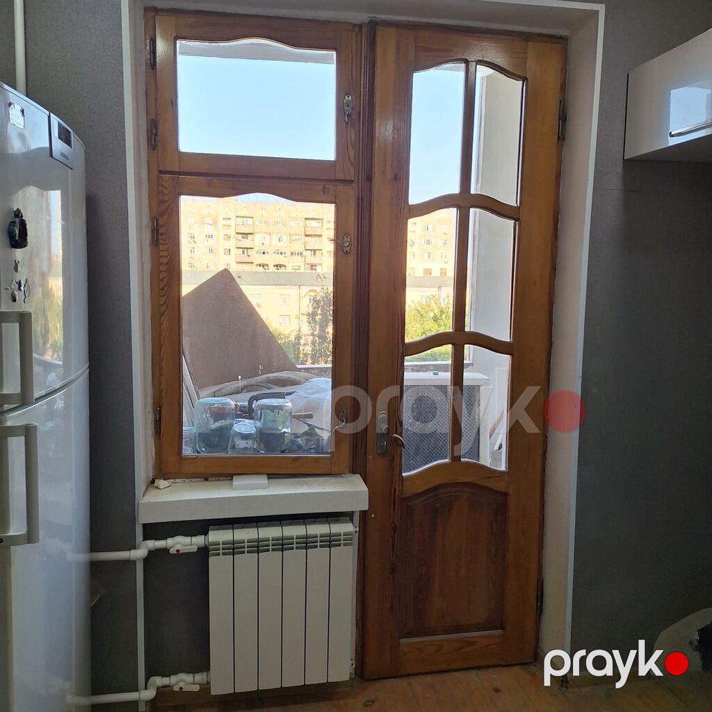 7 ədəd qapı.Ümumilikdə 260 manatdır.Maraqlanan şəxslər qeyd edilmiş — Pəncərələr, qapılar, balkonlar, Bakı (2)