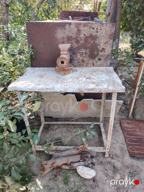 Metalkarkas iş masası və bərkidilmiş dəzgah mengeni - Material: tam — Mehdiabad