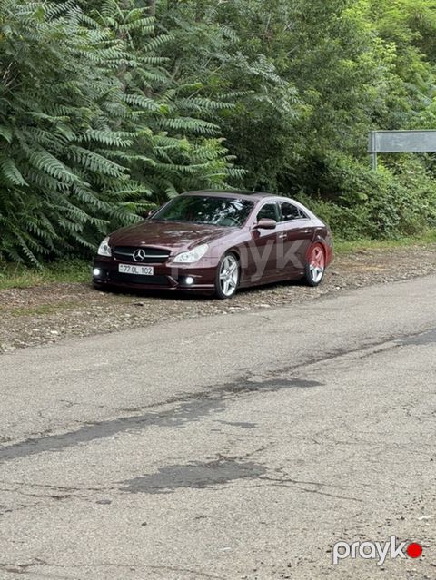 Mercedes‑Benz CLS (W219) – kupe-sedan gövdə quruluşu, tünd bordo rəng — Bakı