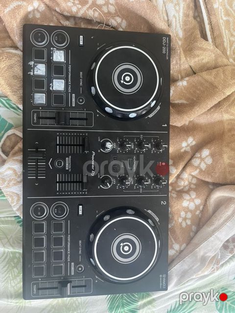Pioneer DJ DDJ-200 – 2 kanallı DJ kontroller Xüsusiyyətlər: - İki — Bakı