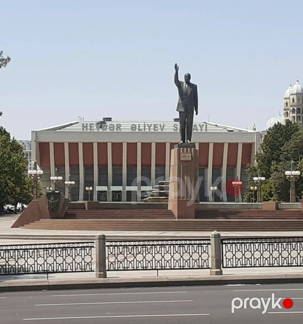 Şəhərin 28 may ərazisində Mərkəzi bank.28 Moll. Milli Konservatoriya — Mənzil, Bakı (4)