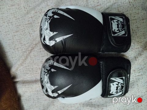 Venum boks əlcəkləri — Şəki