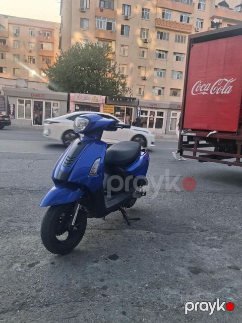 Şəhər daxili hərəkət üçün ideal mavi rəngli skuter. Texniki — Bakı