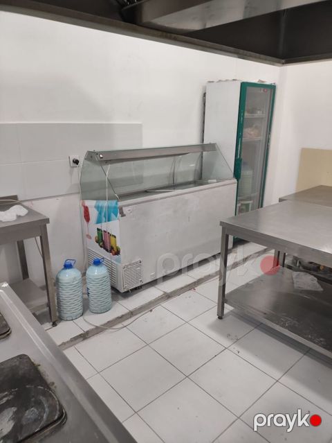 Vitrin soyuducu satilir 700azn. Unvan elmler Nigaz — Bakı