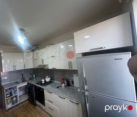 Mətbəx mebeli 350₼. ölçü dəqiq bilinmir. Üstünde moyka aspirator — Bakı