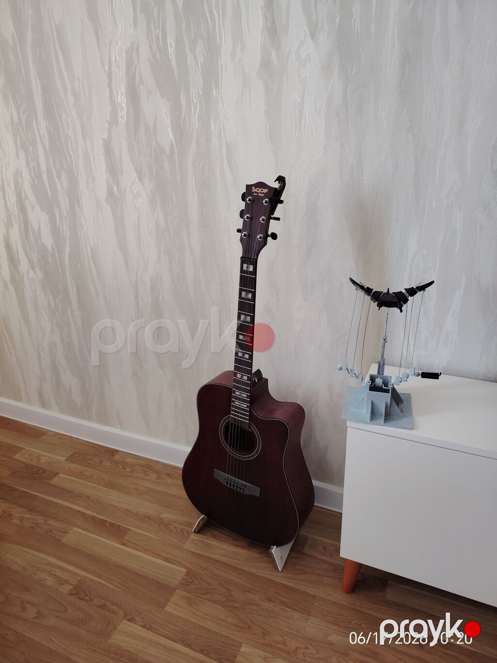 Akkustik gitar və qatlanan gitar stendi Whatsappla Əlaqə Saxlayın — Gitarlar və digər simli alətlər, Bakı (2)