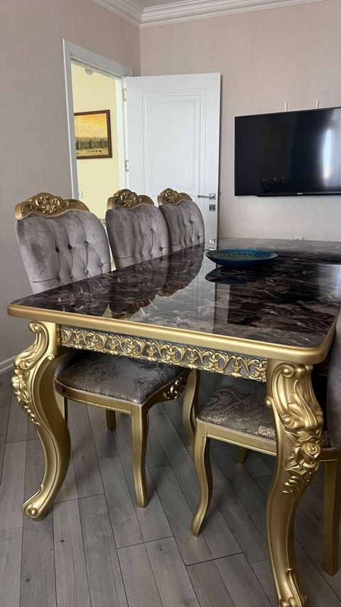 Tac masa dəsti satılır 600₼. 6 oturcağı var.Ünvan — Sara — Masalar və stullar