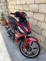 Sport üslubunda şəhər motosikleti/skuter - Rəng: qırmızı-qara — Mopedlər və skuterlər