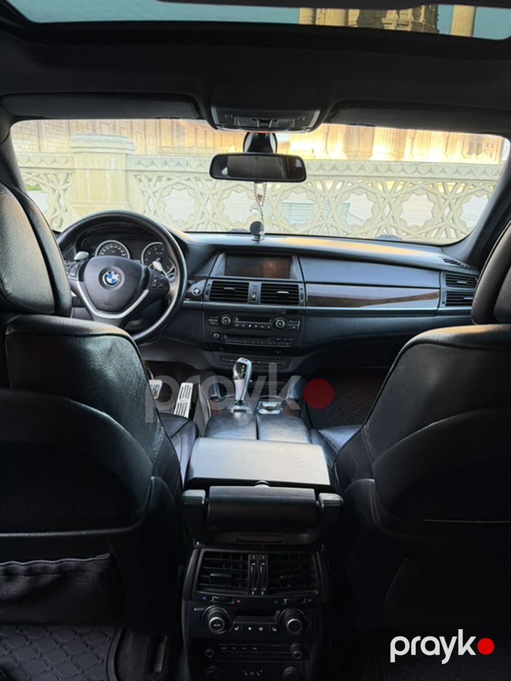 BMW X6 – ağ rəngdə, xDrive tam çəkişli, kupe-SUV gövdə. Aqressiv ön — Avtomobillər, Bakı (10)