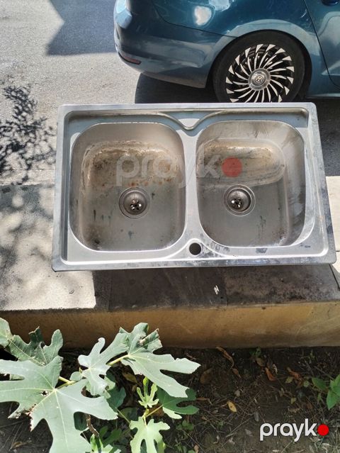Mətbəx üçün moyka lavabo, paslanmaayib baxımsız qaldığı üçün ləkələr — Bakı