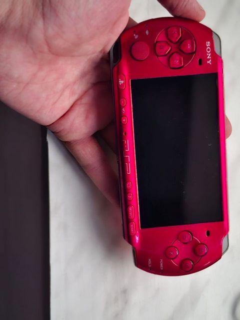 Sony psp 3004 madelidi.prosibkalidi ve icinde oyunlar var Elave — Portativ oyun konsolları