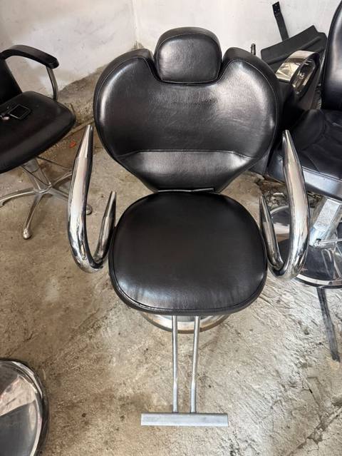 Salon kreslo iwleydi her wey — 200 ₼ · Baku, Nərimanov · Kreslo Salon kreslo iwleydi her wey — Baku