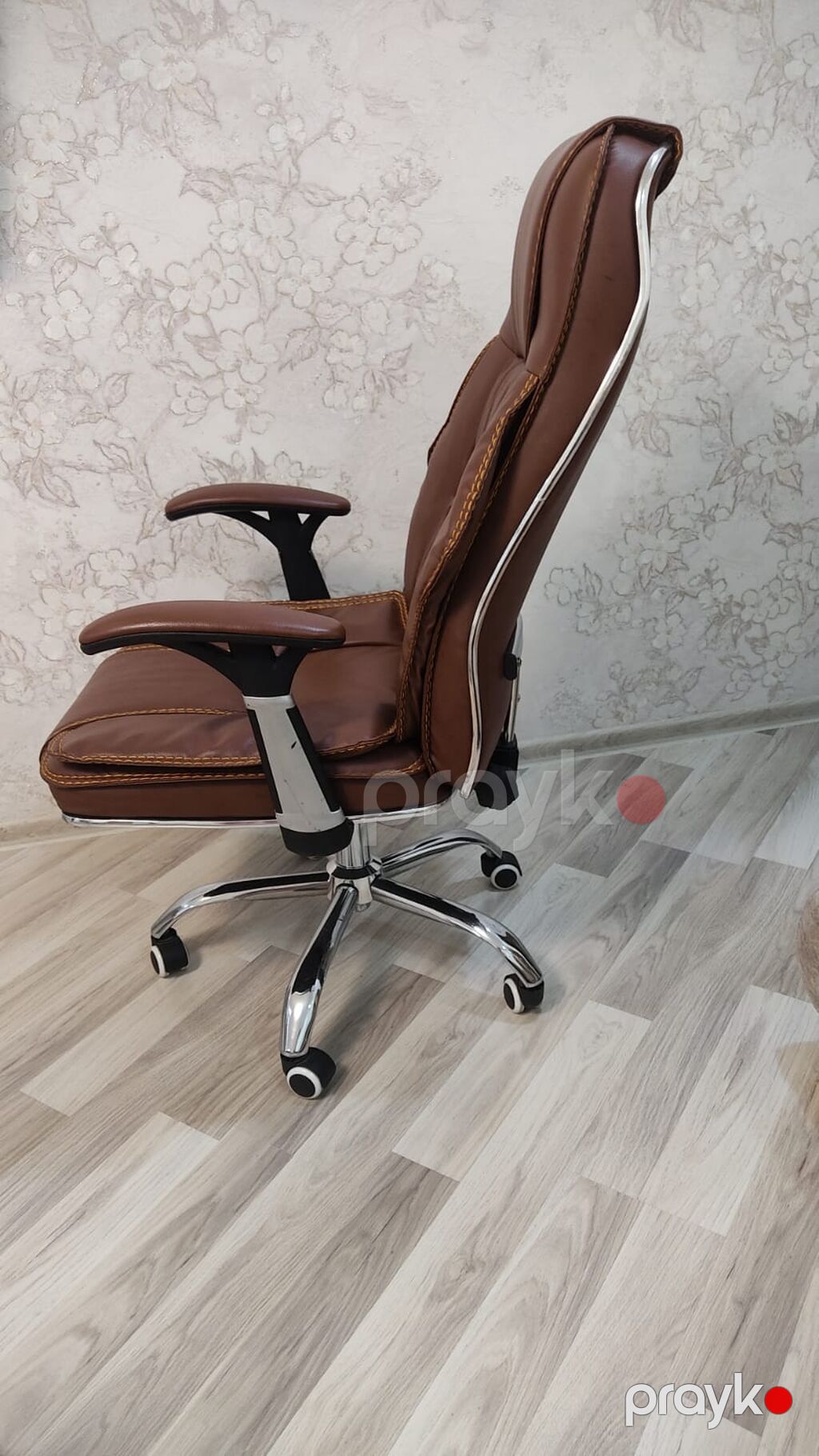 Rahat ofis/kreslo stulu – qəhvəyi rəngdə, yumşaq eko‑dəri üzlüklə — Ofis mebeli, Sumqayıt (3)