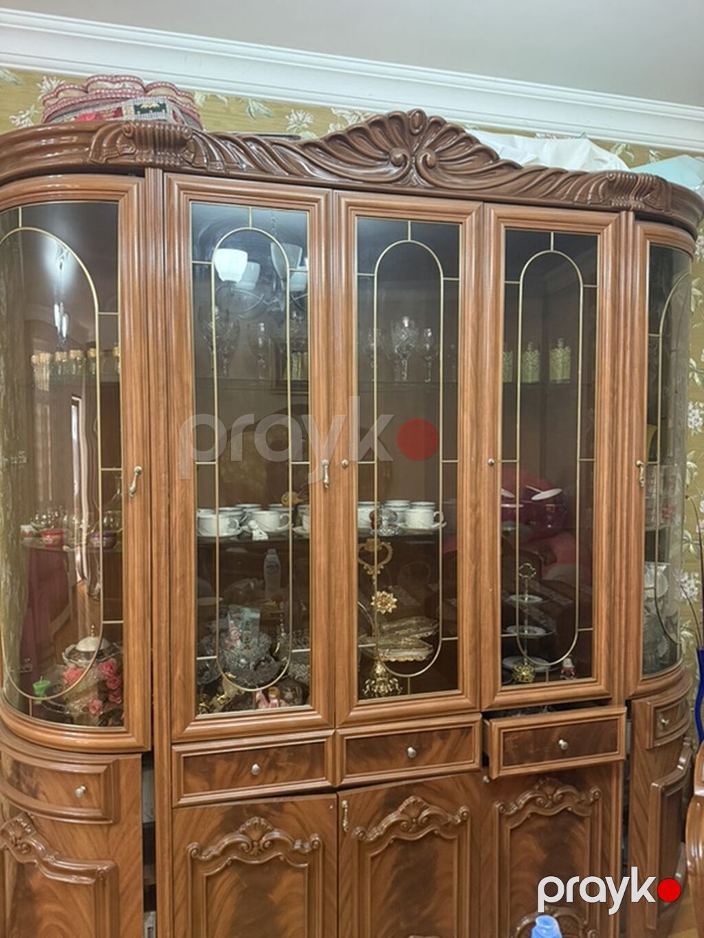 Klassik üslubda dəst mebel – vitrin bufet və konsol güzgü ilə — Qonaq otağı üçün, Bakı (2)