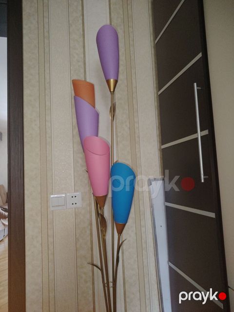 Rəngli döşəmə lampası – 5 plafonlu - Dizayn: Zərif metal (qızılı ton)