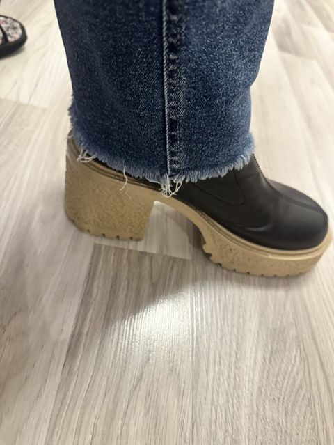 Hotic istehsal Türkiye təmiz deridir Xeç bir defekti yoxtır ÖQadın — 30 ₼ · Bakı · Çəkmə Hotic istehsal Türkiye təmiz deridir Xeç bir defekti yoxtır ÖQadın — Bakı