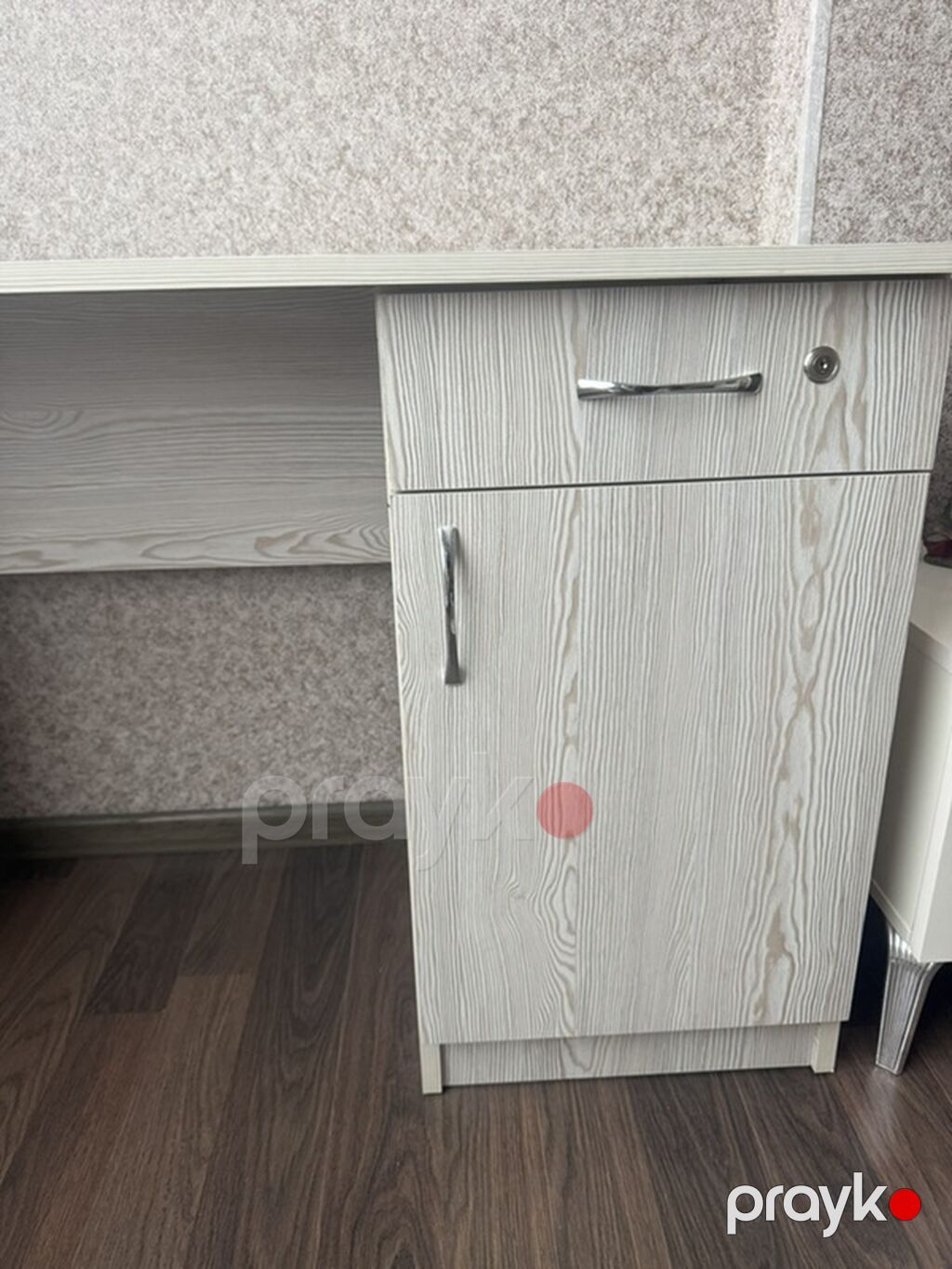 Ofis dəsti – yazı masası və kreslo Masa: - Rəng/tekstura: açıq boz-ağ — Ofis mebeli, Bakı (2)