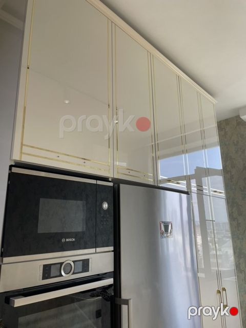 Sifarişlə mətbəx dəsti, Özü çəkən petlələr, Parlaq laminat — Bakı