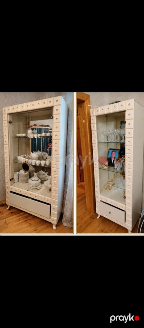 077 613 12 74 Vitrin şkaf – şüşə qapılı, dekorativ işləməli model — Bakı