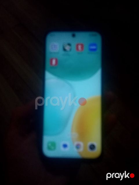 Smartfon – ağ rəngdə korpus, arxa hissədə dörd kameralı modul dizaynı — Saray