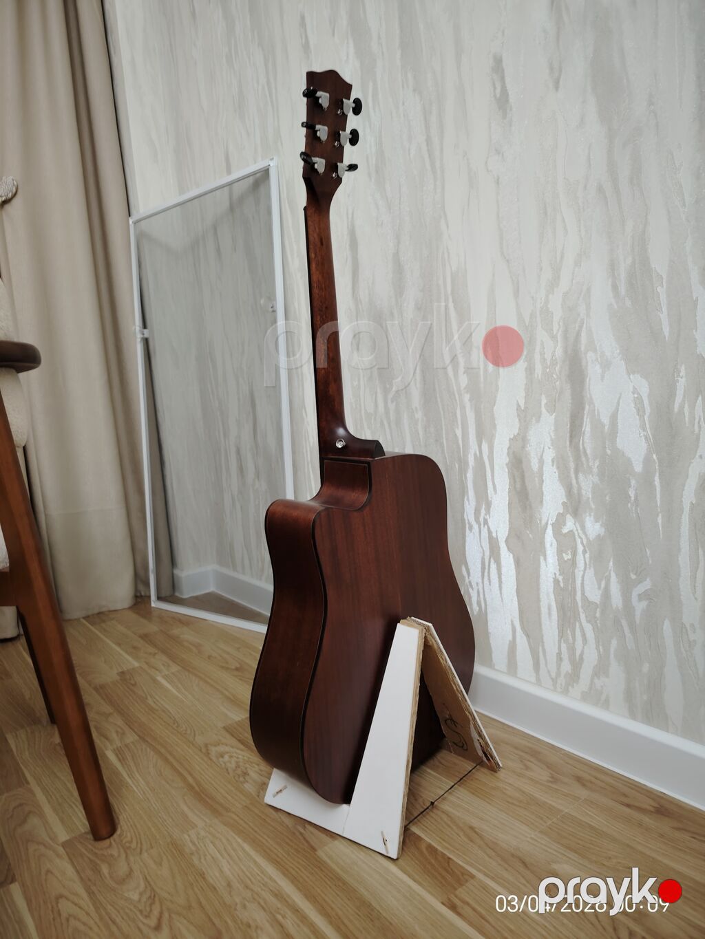Akkustik gitar və qatlanan gitar stendi Whatsappla Əlaqə Saxlayın — Gitarlar və digər simli alətlər, Bakı (7)