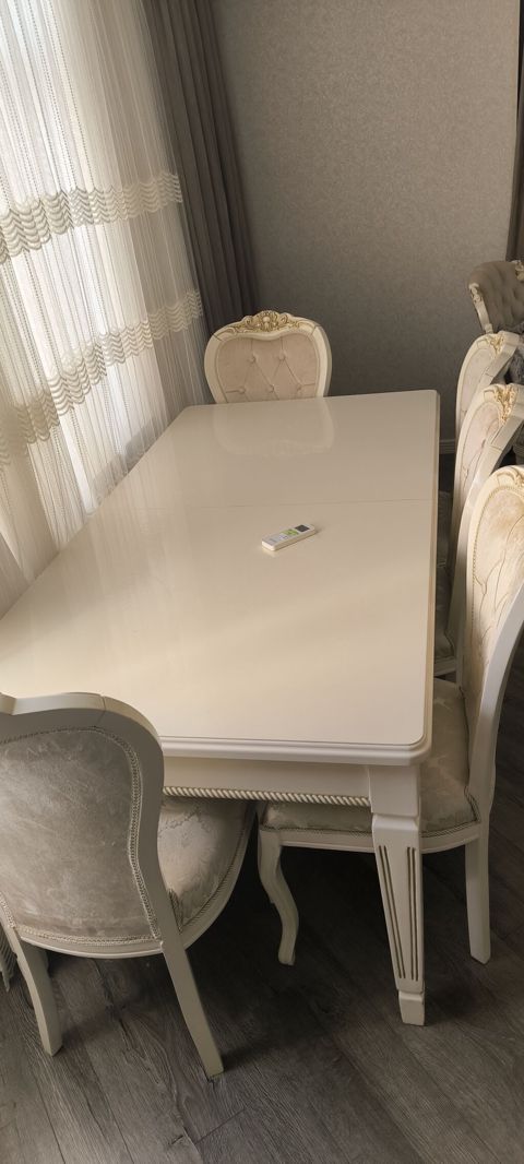 Masa dəsti 770₼. 8 oturacaqlıdır. Açılır. Çox keyfiyyətlidir. Ünvan — Sara — Masalar və stullar
