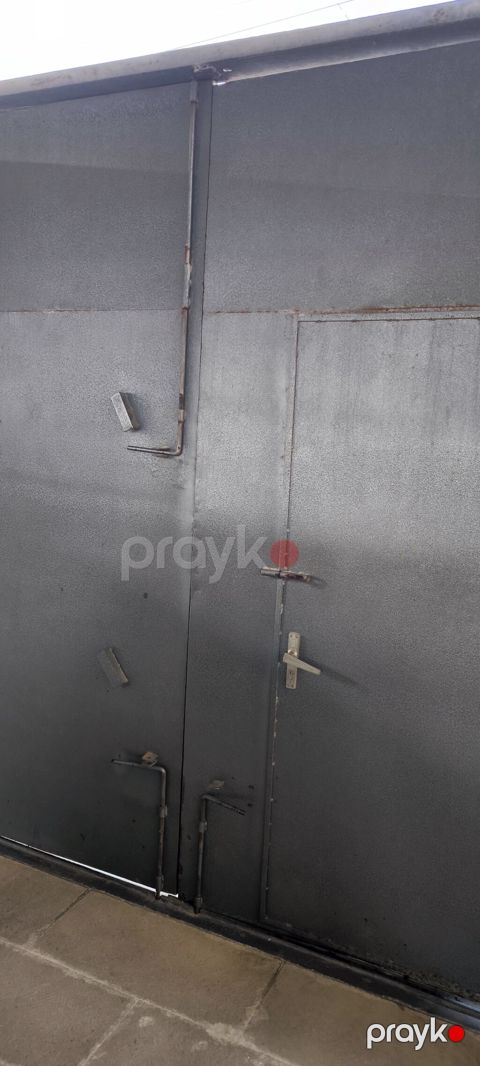 Sovet dövrünün dəmiri materialından olan darvaza — Mehdiabad
