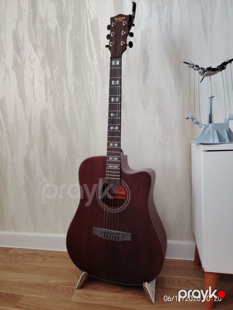 Akkustik gitar və qatlanan gitar stendi Whatsappla Əlaqə Saxlayın — Bakı