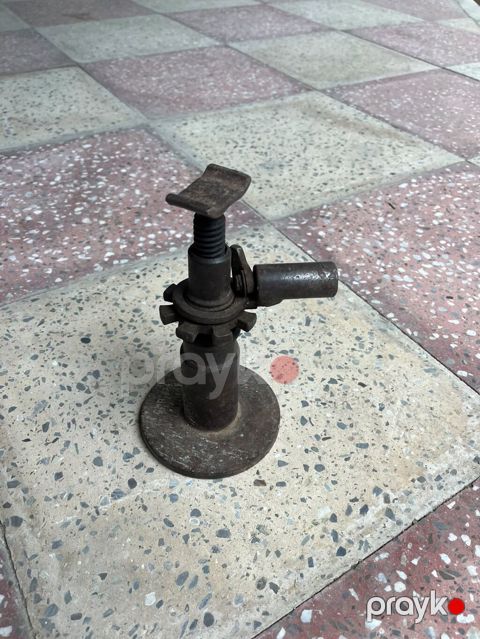 Təsvir: - Mexaniki vintli domkrat/krik. Kompakt, ağır metal — Digah