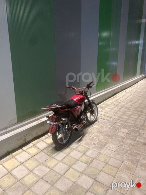 Qırmızı rəngdə yüngül sinif motosiklet Xüsusiyyətlər: - Yanacaqla — Sumqayıt