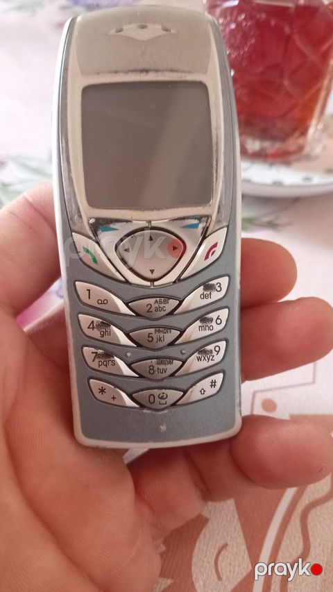 Köhnə tip düyməli mobil telefon Xüsusiyyətlər: - Monoxrom ekran — Mehdiabad