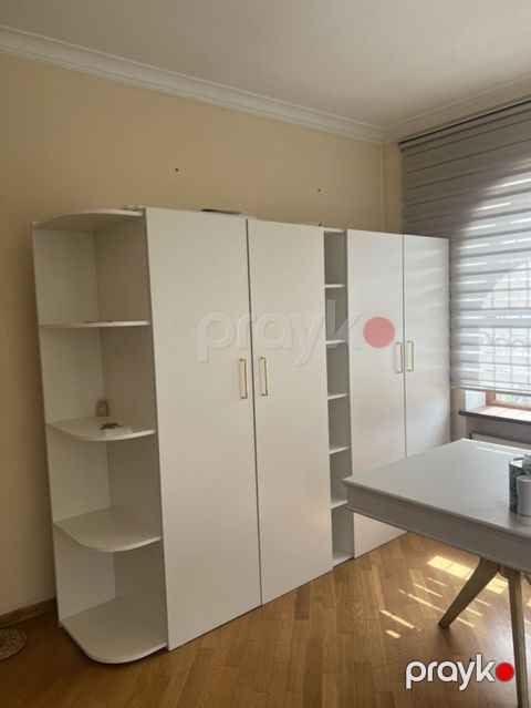 Ağ rəngli ofis mebel dəsti Tərkib: - Geniş iş/konfrans masası