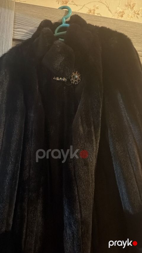 Qara mink (nərgiz) kürkü - Rəng: dərin qara, parlaq tüklü tekstura — Gəncə
