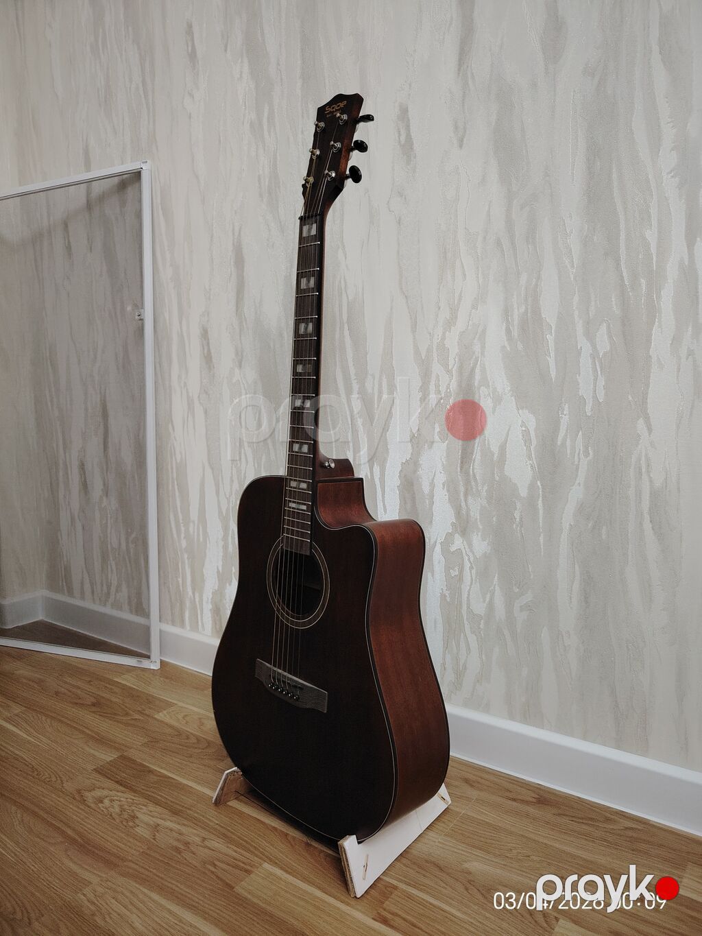Akkustik gitar və qatlanan gitar stendi Whatsappla Əlaqə Saxlayın — Gitarlar və digər simli alətlər, Bakı (6)