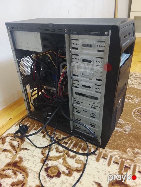 Masaüstü PC korpusu və daxili hissələr - ATX ölçülü qara korpus, ön — Neftçala