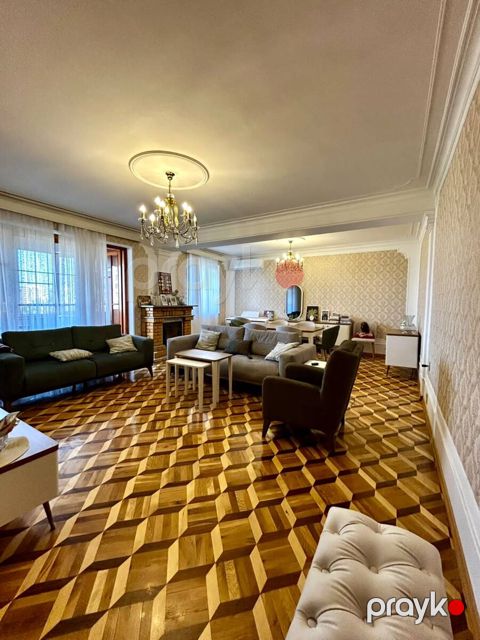 Satılır 5 otaqlı köhnə tikili 135 m² — Bakı