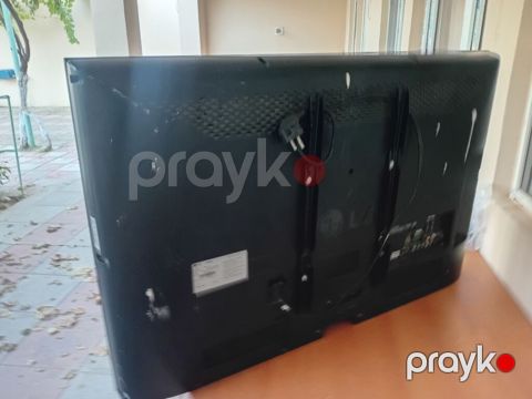 LG LCD televizor - Ekran: təxminən 32–37 düym diaqonallı, parlaq qara — Digah