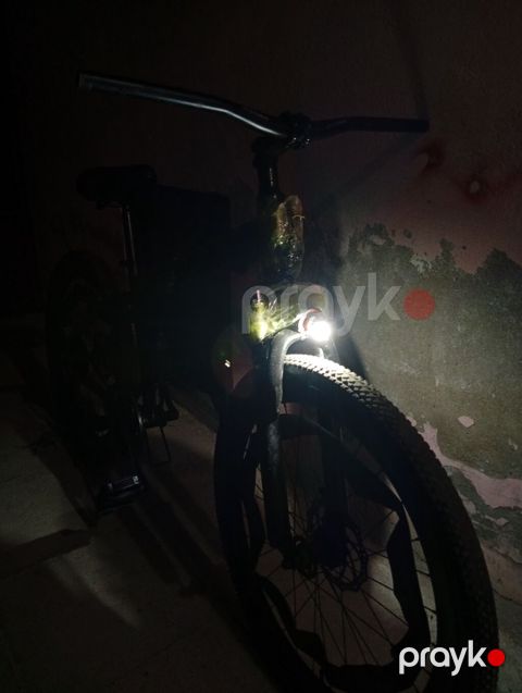 Şəhər və yüngül off-road üçün velosiped - Ön işıq: güclü LED fara — Xırdalan