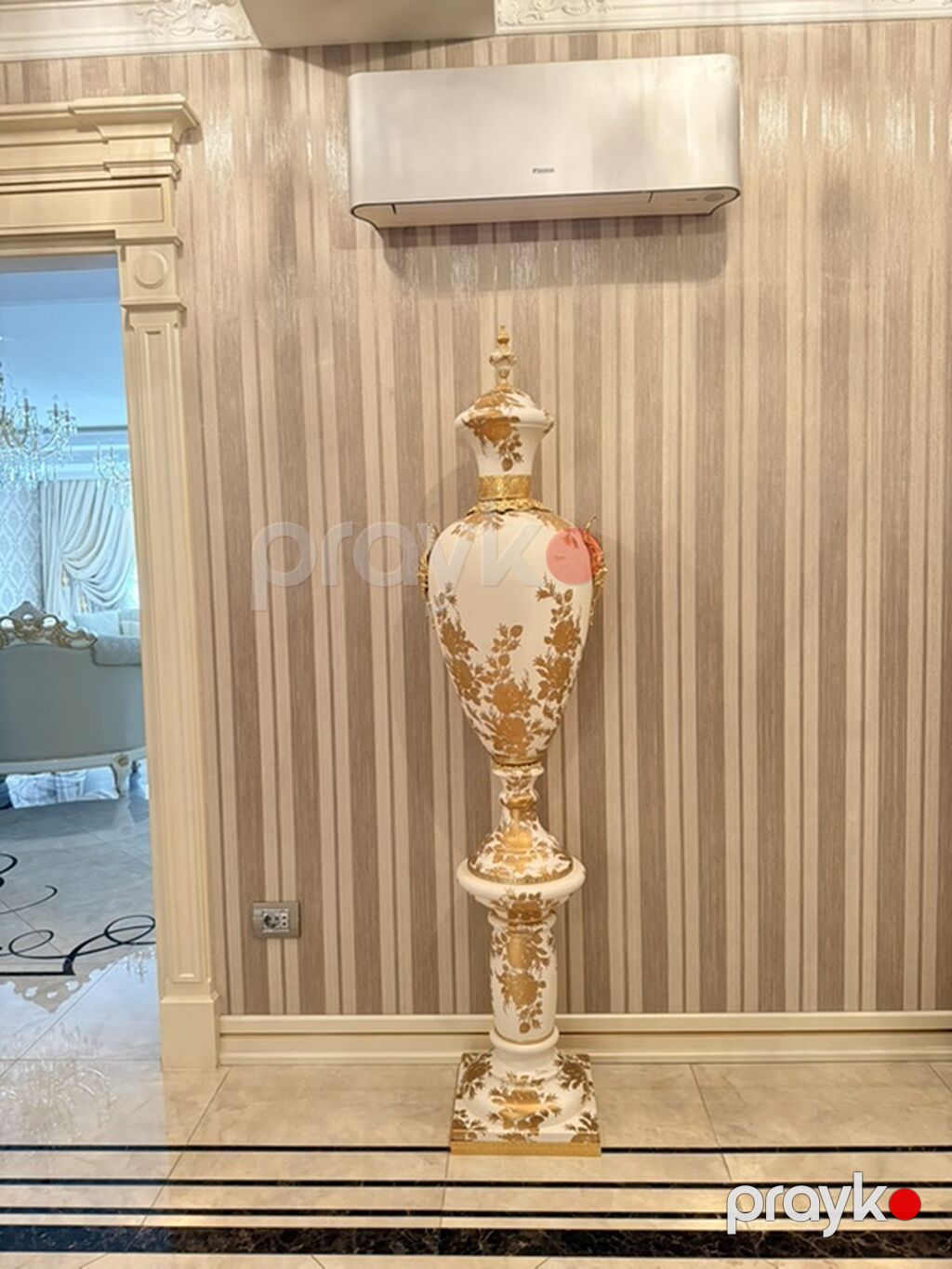 Bir vaza, Keramika — Vaazalar, kreslolar, süni çiçəklər, Bakı (2)