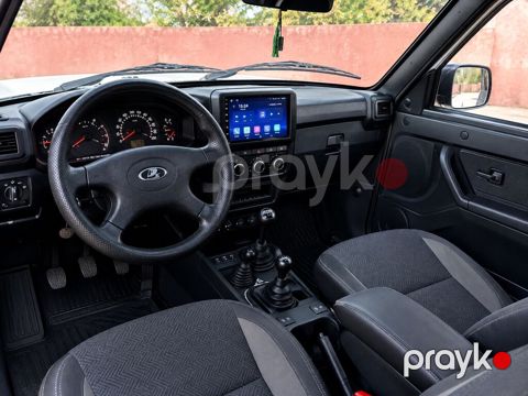 Model: Lada Niva 3 qapı, ağ rəng Özəlliklər: - Tam ötürücülü (4x4) — Bakı