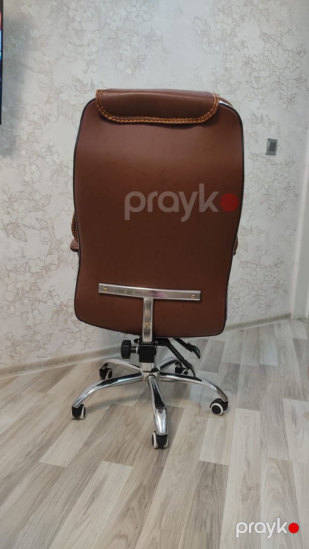 Rahat ofis/kreslo stulu – qəhvəyi rəngdə, yumşaq eko‑dəri üzlüklə — Ofis mebeli, Sumqayıt (2)